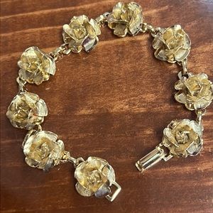 BEAUTIFUL ROSE BLOOMS GOLD BRACELET